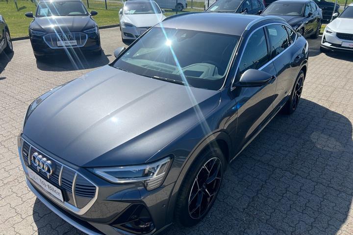 Grå Audi e-tron fra 2022