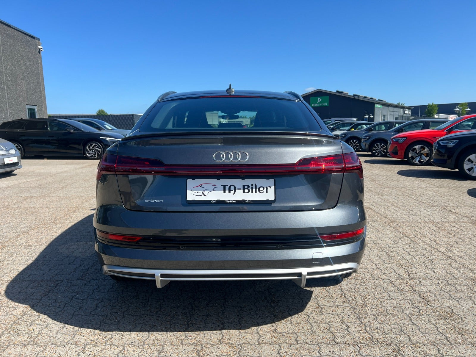 Grå Audi e-tron fra 2022