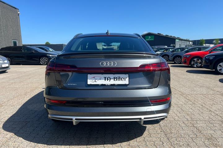 Grå Audi e-tron fra 2022
