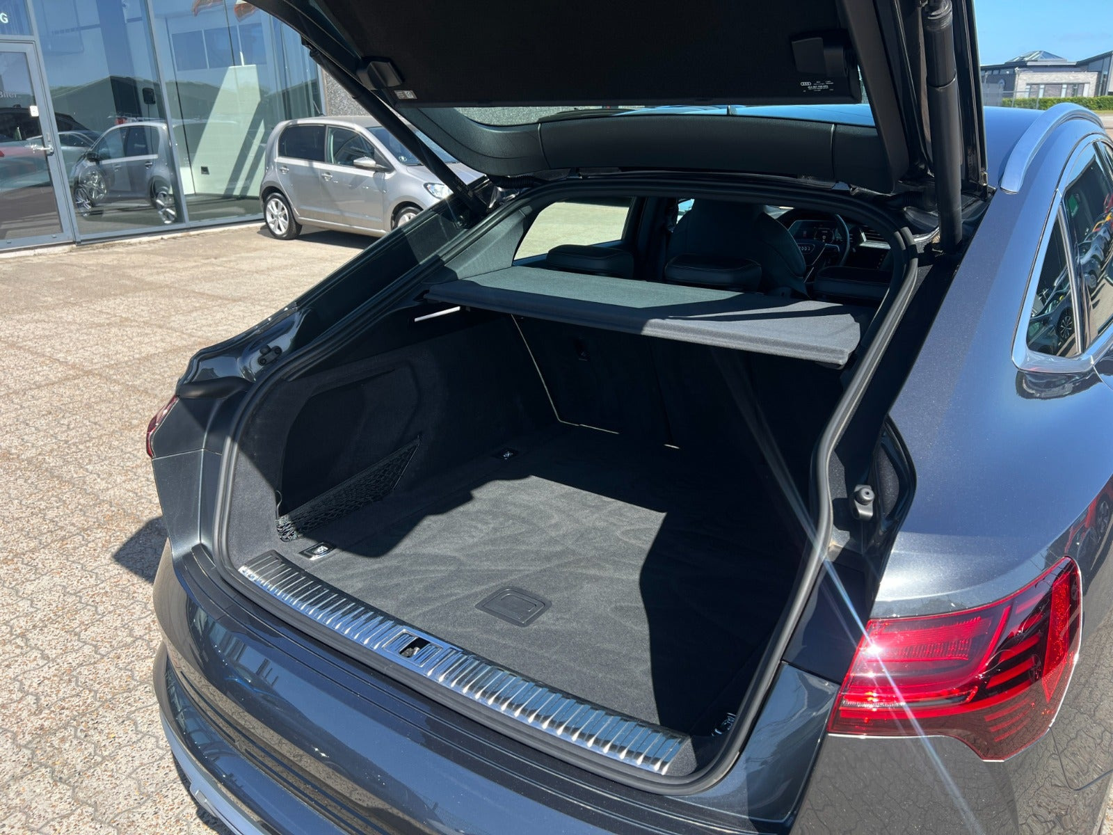 Grå Audi e-tron fra 2022