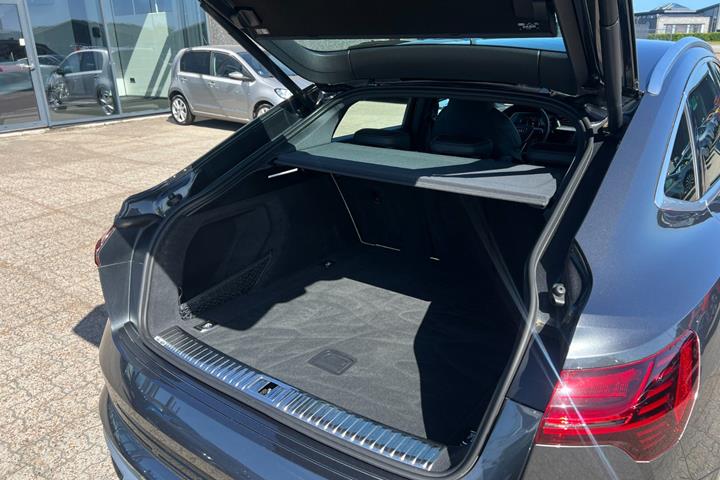 Grå Audi e-tron fra 2022
