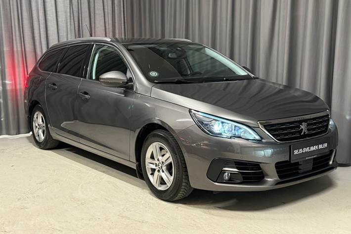 Grå Peugeot 308 fra 2021