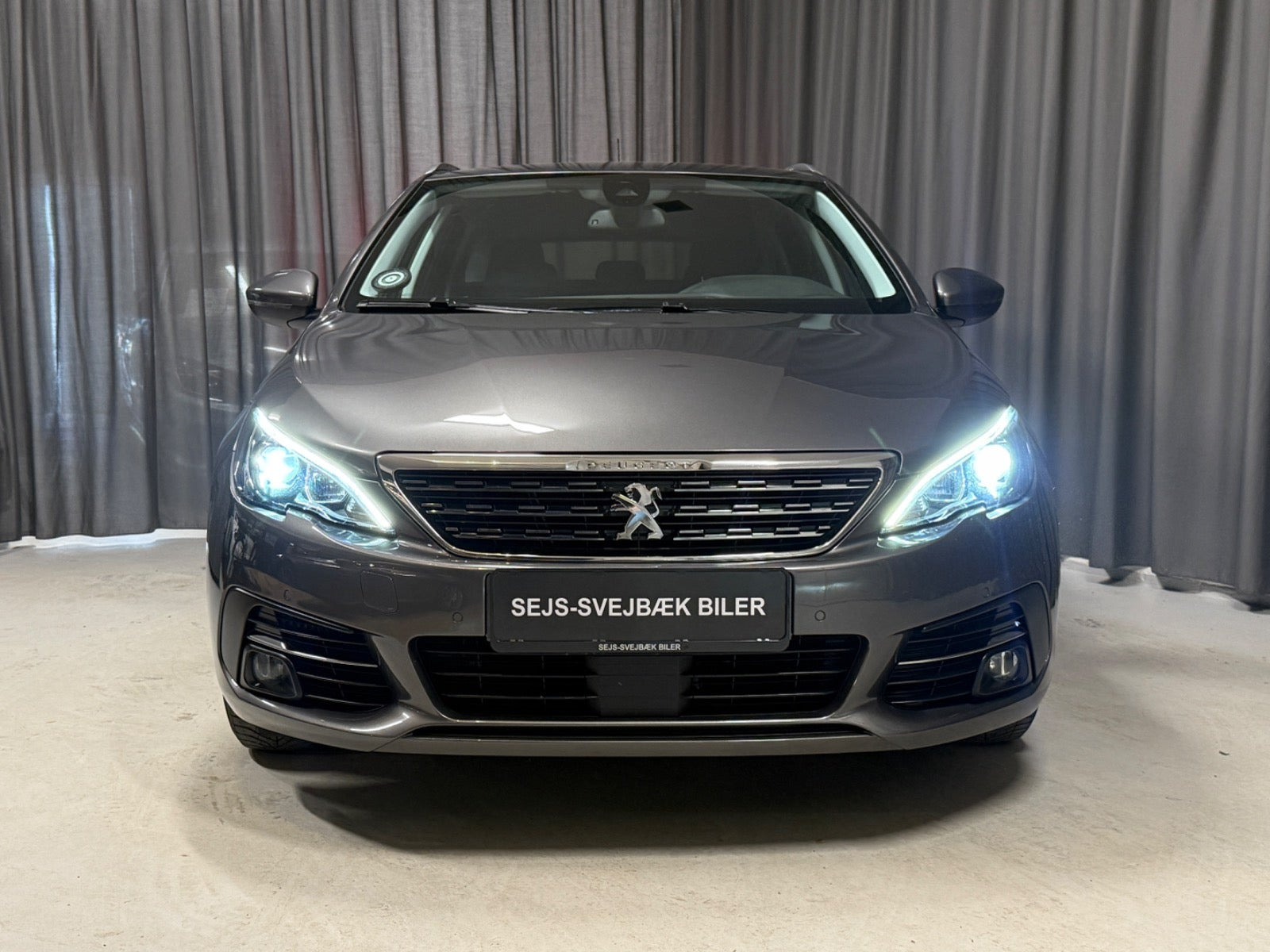 Grå Peugeot 308 fra 2021