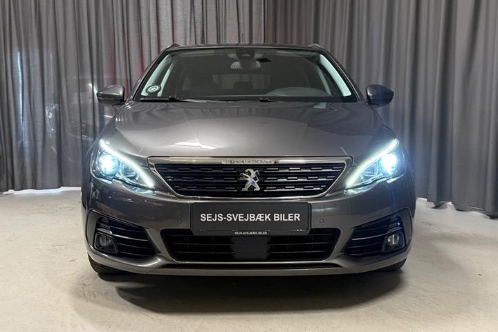 Grå Peugeot 308 fra 2021