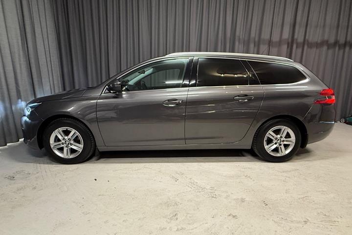 Grå Peugeot 308 fra 2021