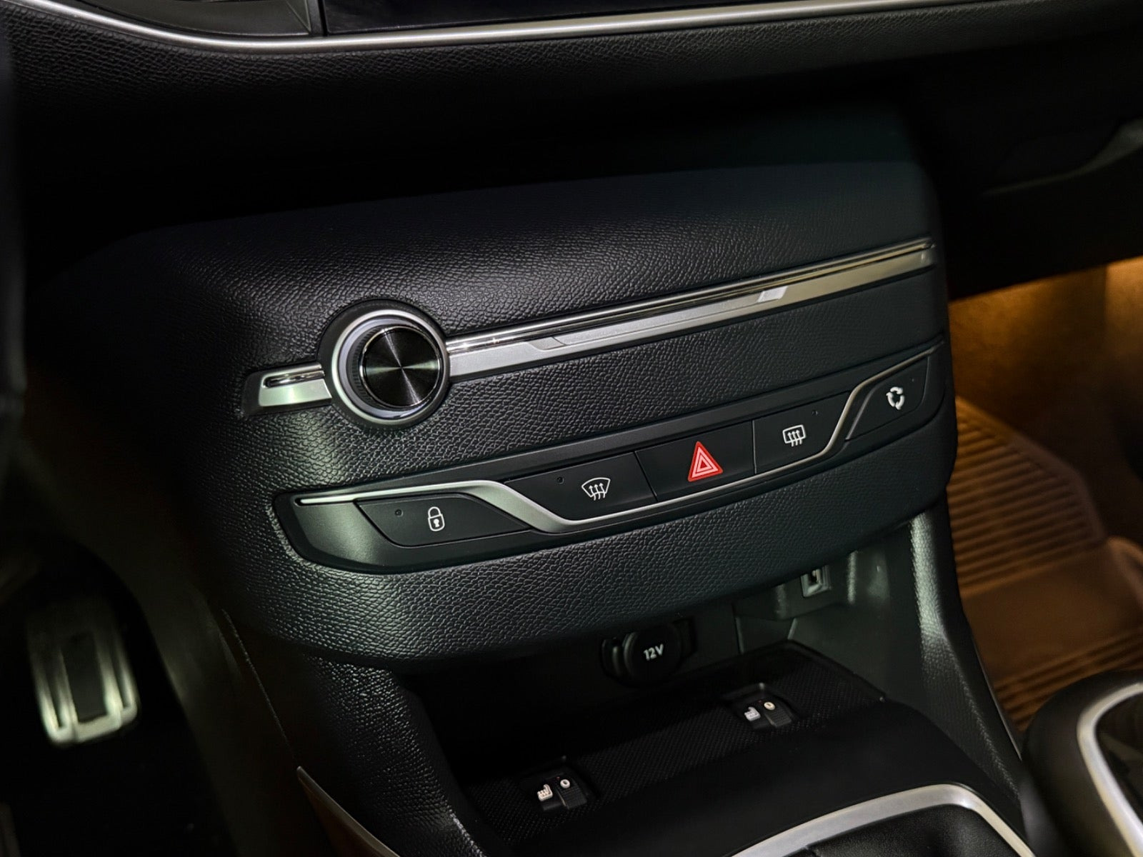 Grå Peugeot 308 fra 2021