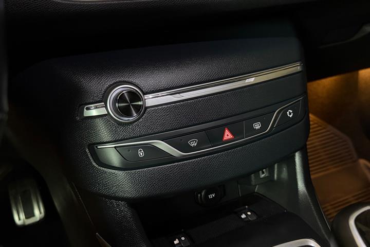Grå Peugeot 308 fra 2021