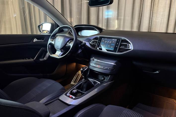 Grå Peugeot 308 fra 2021