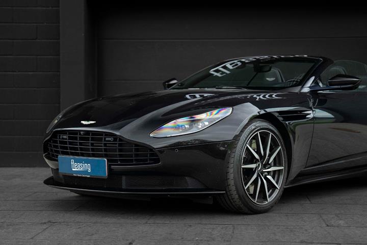 Sort Aston Martin DB11 fra 2019 set udefra