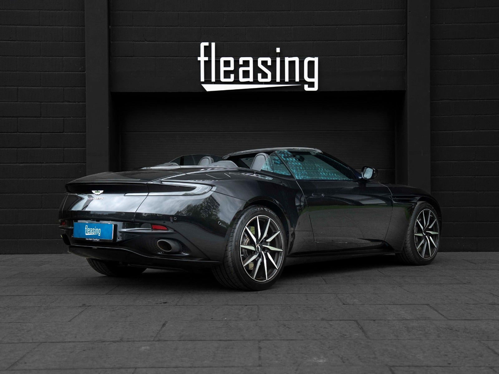 Sort Aston Martin DB11 fra 2019 set udefra