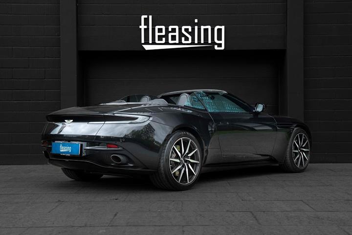 Sort Aston Martin DB11 fra 2019 set udefra