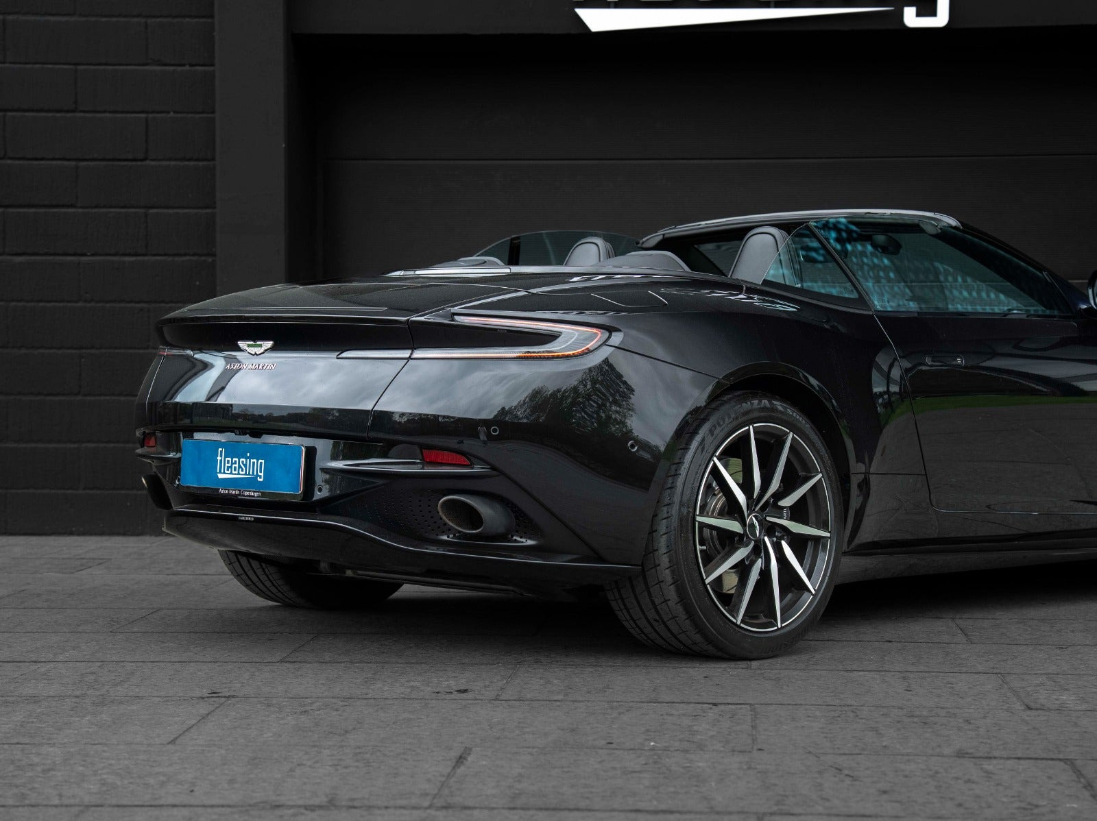 Sort Aston Martin DB11 fra 2019 set udefra