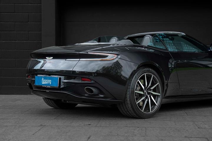 Sort Aston Martin DB11 fra 2019 set udefra