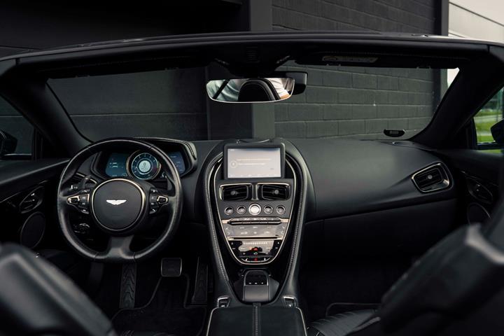 Sort Aston Martin DB11 fra 2019 set indefra