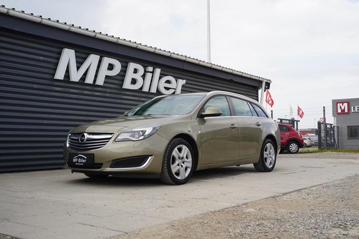 Beige Opel Insignia fra 2017 set udefra