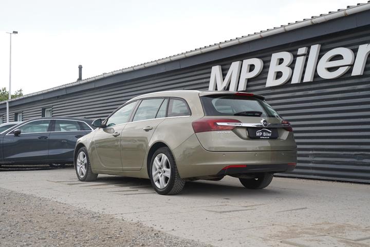 Beige Opel Insignia fra 2017
