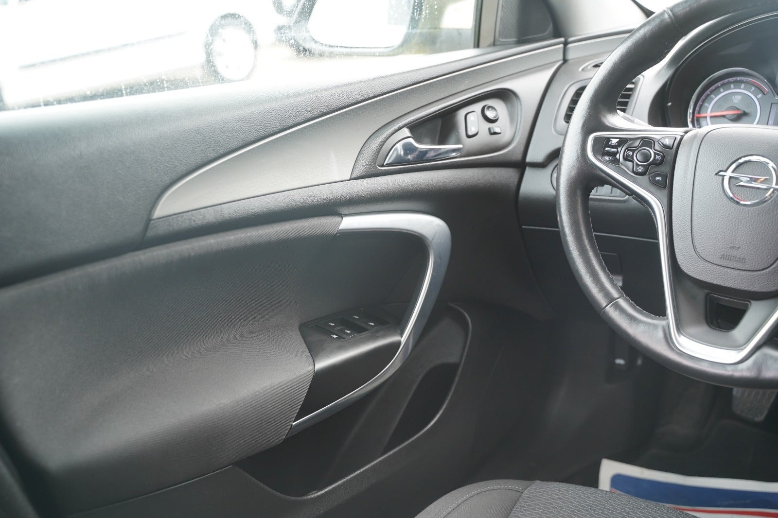 Beige Opel Insignia fra 2017