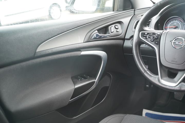 Beige Opel Insignia fra 2017