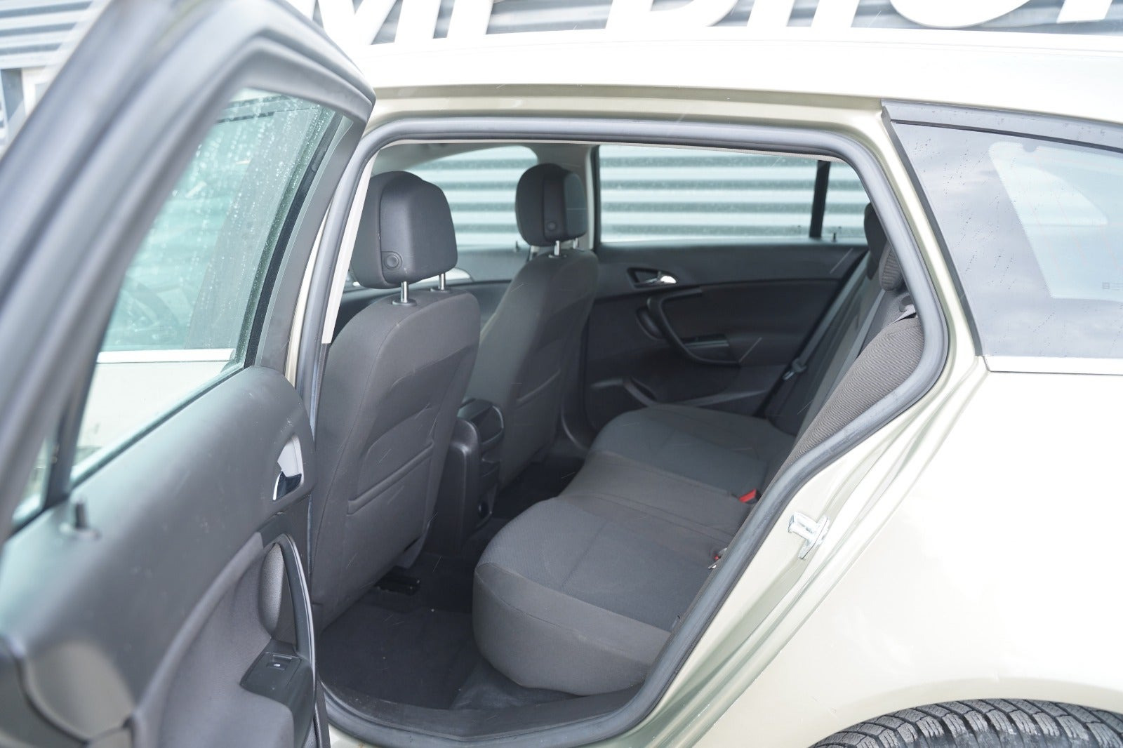 Beige Opel Insignia fra 2017