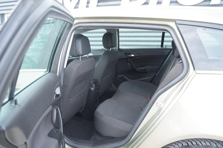Beige Opel Insignia fra 2017