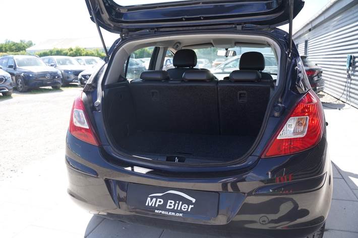 Sort Opel Corsa fra 2011