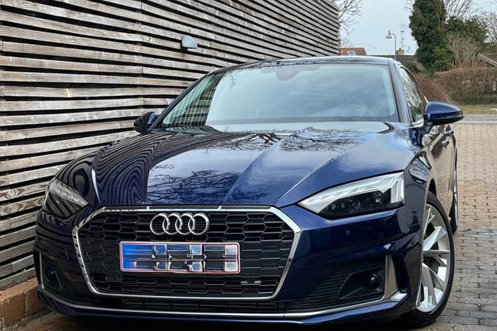 Blå Audi A5 fra 2020 set udefra