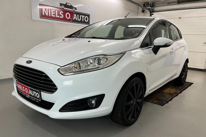 Hvid Ford Fiesta fra 2013 set udefra