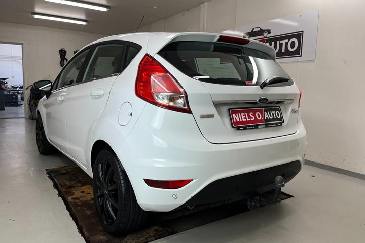 Hvid Ford Fiesta fra 2013