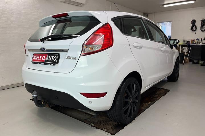 Hvid Ford Fiesta fra 2013
