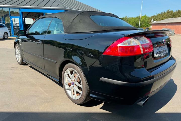 Sort Saab 9-3 fra 2005