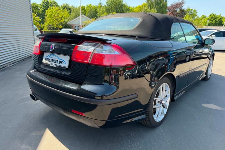 Sort Saab 9-3 fra 2005