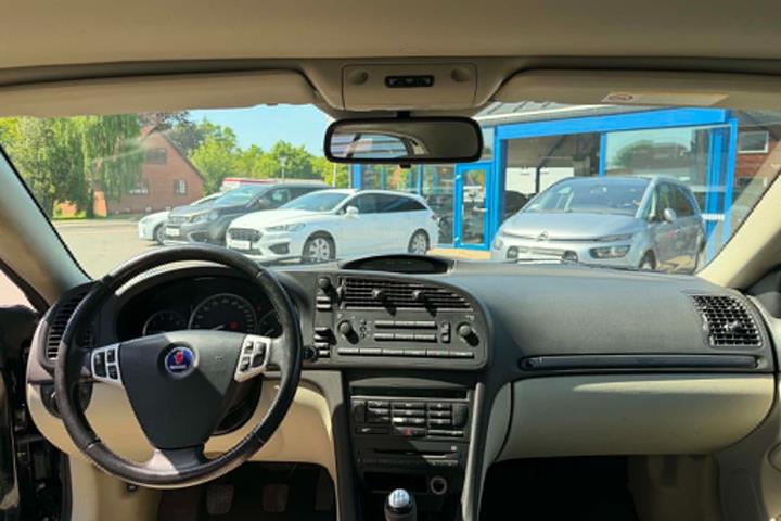 Sort Saab 9-3 fra 2005