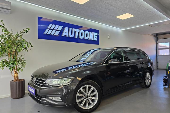 Grå VW Passat fra 2021 set udefra