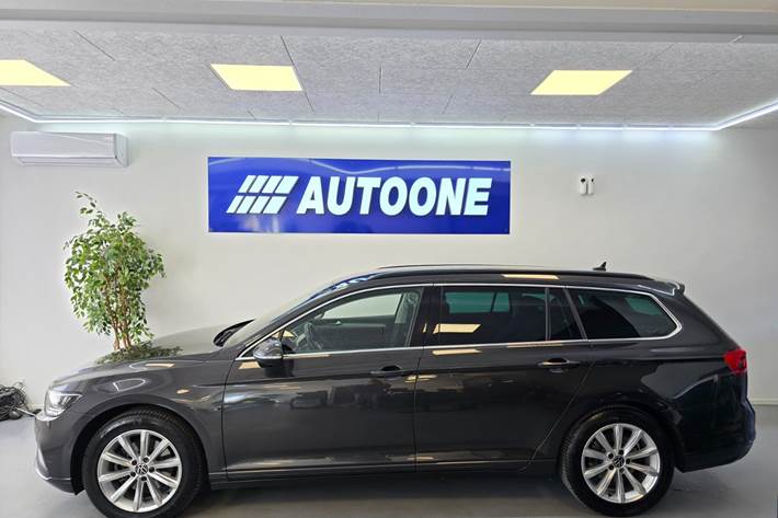 Grå VW Passat fra 2021