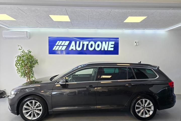 Grå VW Passat fra 2021