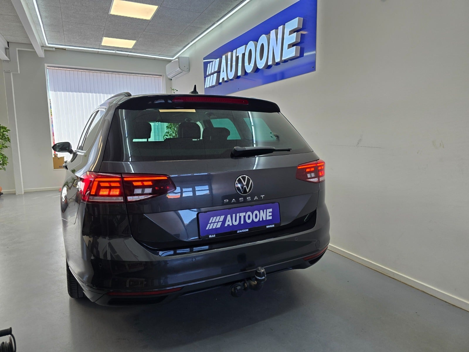 Grå VW Passat fra 2021