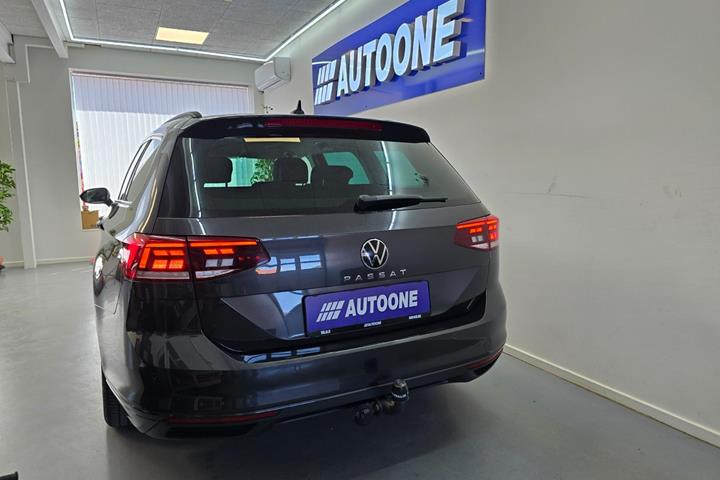 Grå VW Passat fra 2021