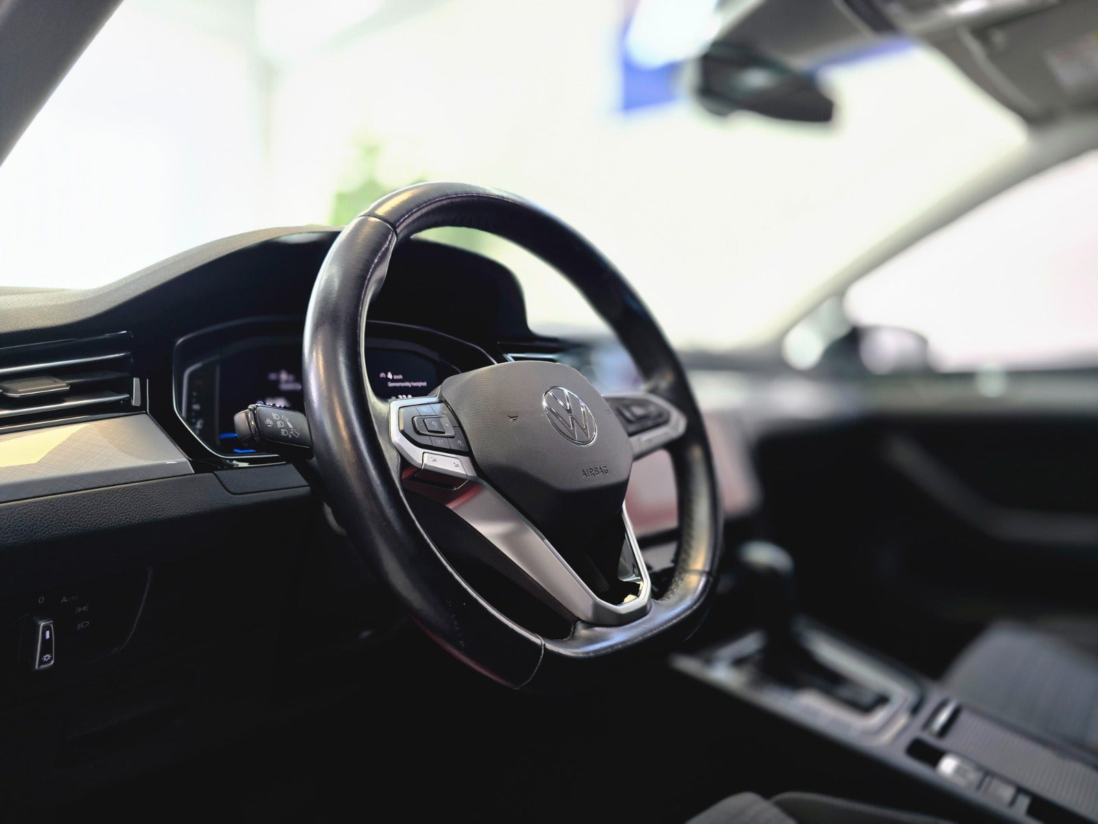 Grå VW Passat fra 2021