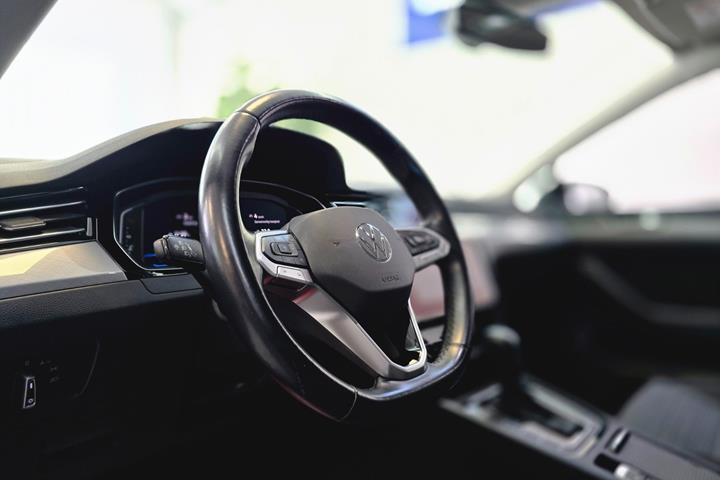 Grå VW Passat fra 2021