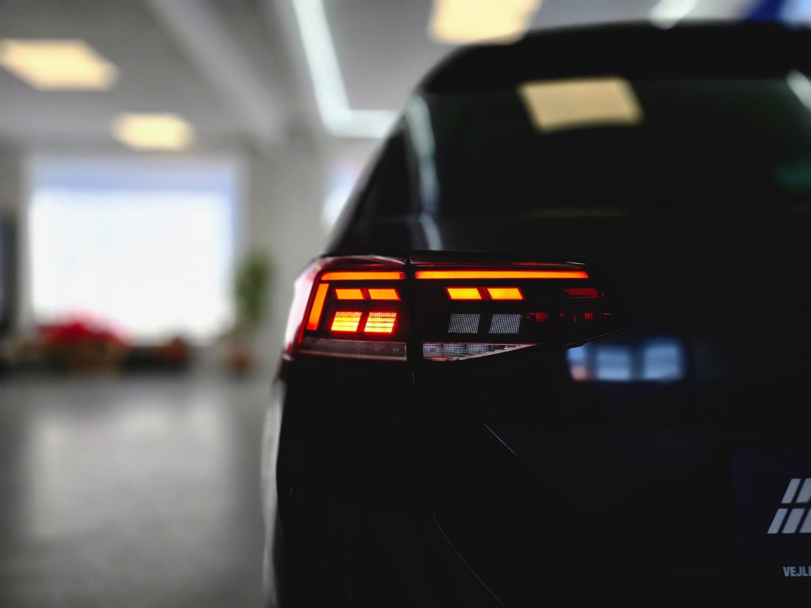 Grå VW Passat fra 2021