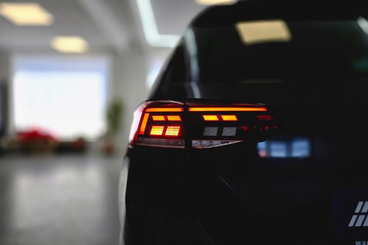 Grå VW Passat fra 2021