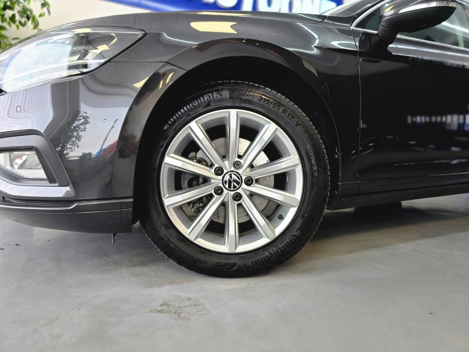 Grå VW Passat fra 2021