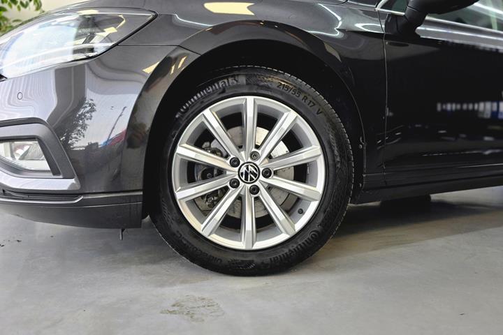 Grå VW Passat fra 2021