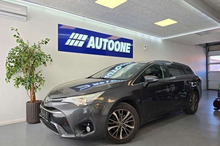 Grå Toyota Avensis fra 2016
