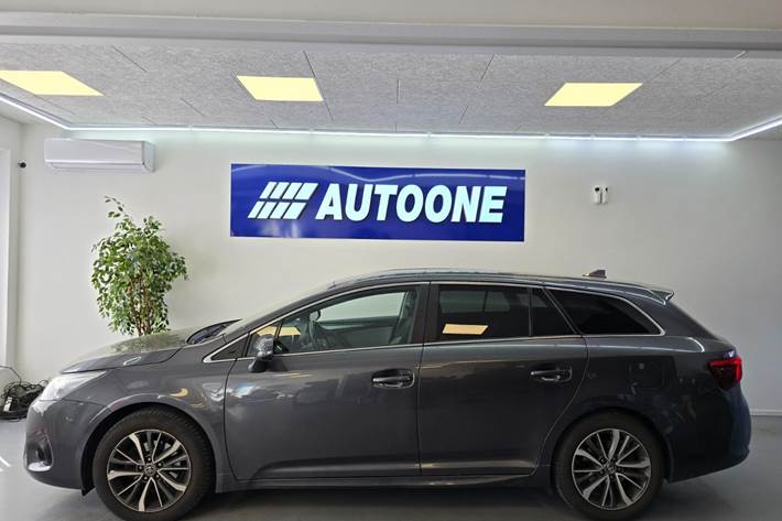 Grå Toyota Avensis fra 2016