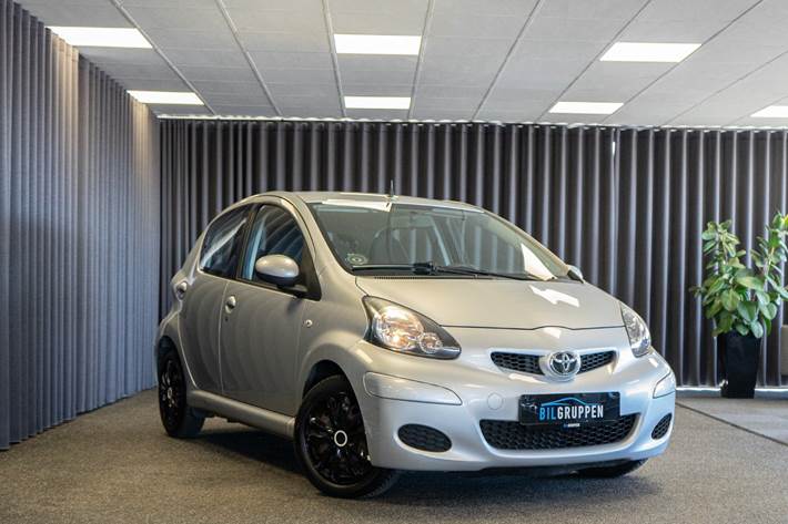 Sølv Toyota Aygo fra 2010