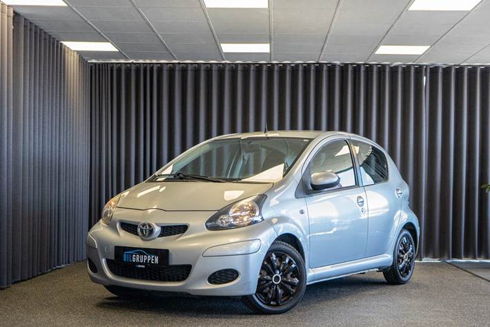 Sølv Toyota Aygo fra 2010