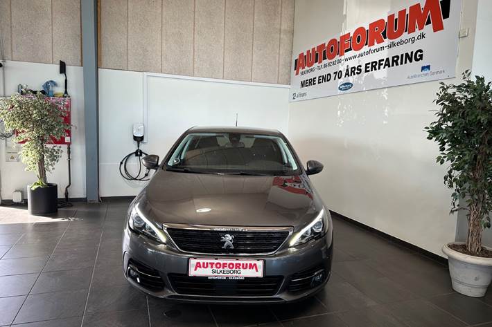Grå Peugeot 308 fra 2019