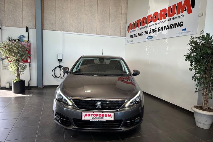 Grå Peugeot 308 fra 2019