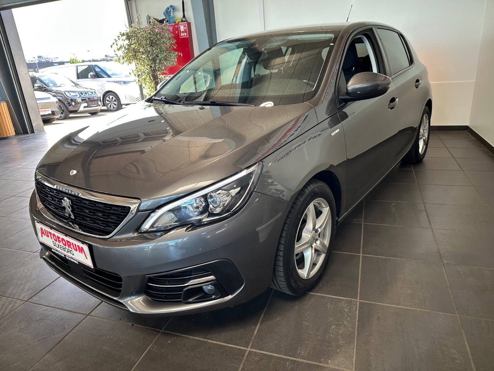 Grå Peugeot 308 fra 2019